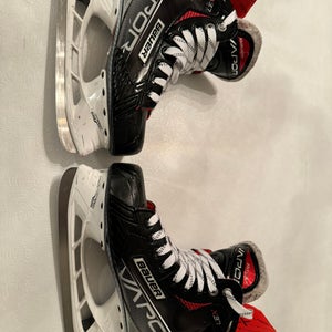 Used Bauer Size 5.5 Vapor X3.7 Hockey Skates