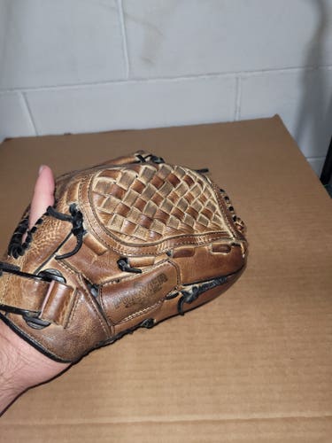 Used Infield Right Hand Throw Mizuno Baseball Glove 11.5"