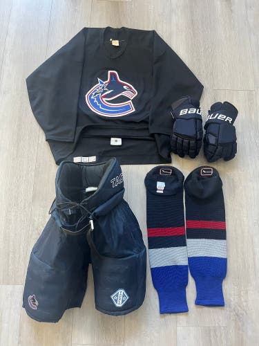 Vancouver Canucks Orca Retro Hockey Set: Jersey, Gloves, Pants, Socks 1998