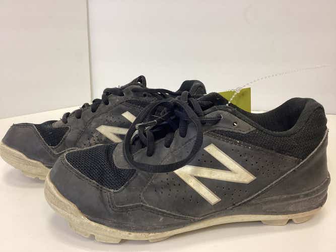 Used New Balance Junior 02.5 Football Cleats