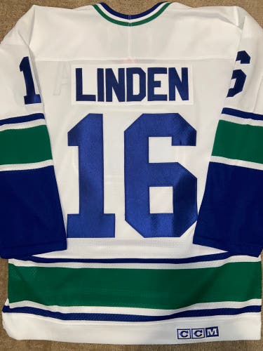 Trevor Lindenn Canucks CCM Jersey Men’s Medium