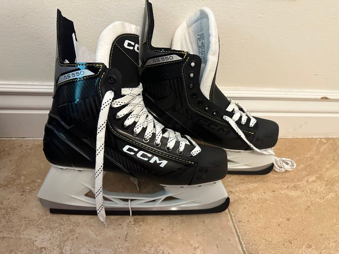 New Senior CCM Regular Width 10 Tacks as-550 Hockey Skates