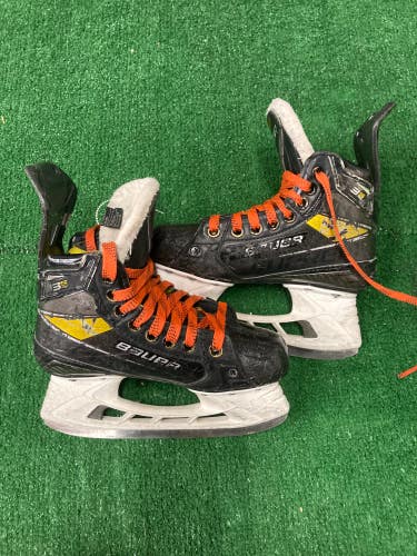 Used Junior Bauer Supreme 3S Pro Hockey Skates Regular Width Size 1.5