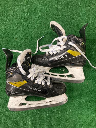 Used Intermediate Bauer Supreme 3S Pro Hockey Skates Size 4