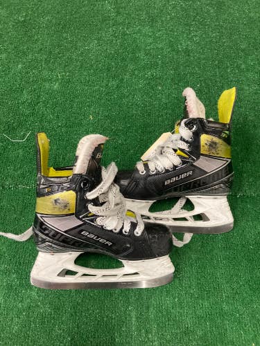 Used Junior Bauer Supreme 3S Hockey Skates Regular Width Size 3