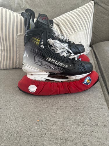 Used Intermediate Bauer Regular Width   Size 5 Vapor Hyperlite 2 Hockey Skates