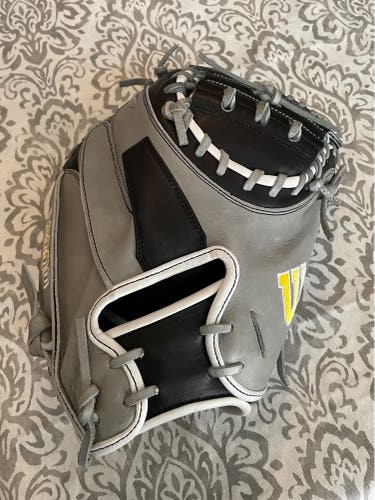 New Wilson 33.5" A2000 M2 Catcher’s Mitt