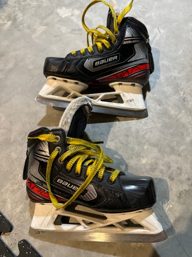 Used Junior Bauer Regular Width Size 2.5 Vapor X2.9 Hockey Goalie Skates