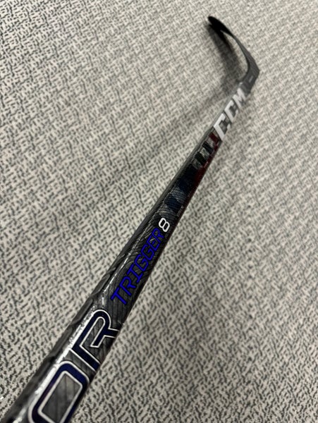 CCM Trigger 8 55 flex P28 curve right hand stick