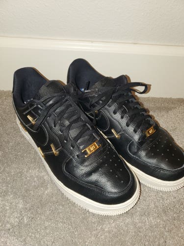 Womens size 8.5 Nike Air Force 1 Black