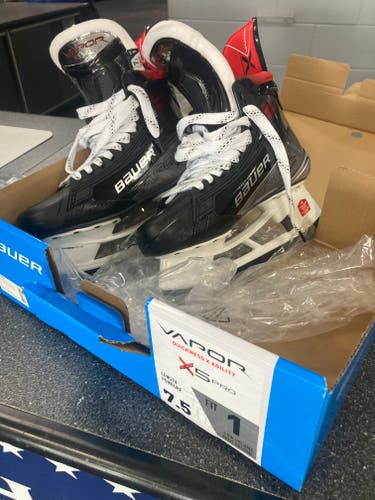 New Senior Bauer Vapor X5 Pro Hockey Skates Regular Width Pro Stock 7.5