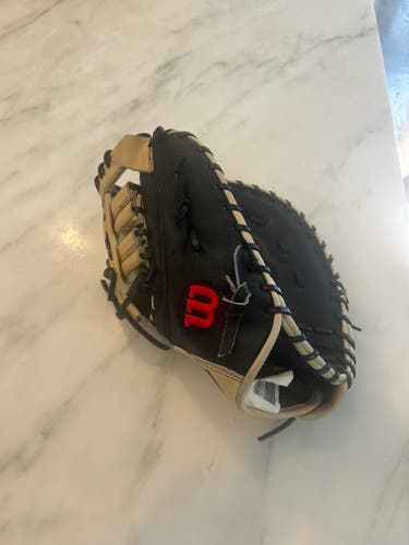 New 2021 Wilson Right Hand Throw First Base A2000 Baseball Glove 12.5"