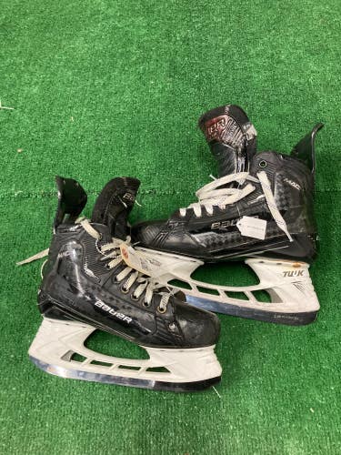 Used Intermediate Bauer Supreme Mach Hockey Skates Size 5.5