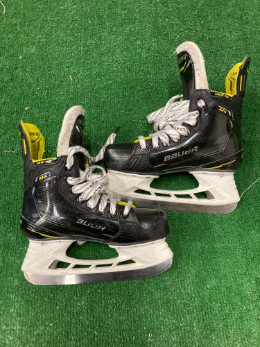 Used Intermediate Bauer Supreme M4 Hockey Skates Size 4