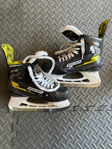 Used Intermediate Bauer Supreme M3 Hockey Skates Regular Width 5