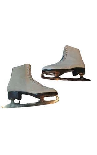 Used Ccm Champion Deluxe Senior 8 Women's Figure Skates