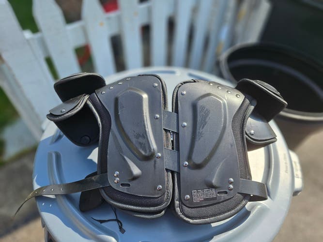 Used Medium Youth Xenith Flyte Shoulder Pads