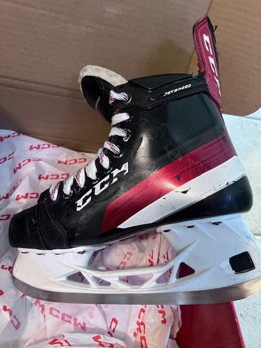 Used Intermediate CCM JetSpeed FT4 Hockey Skates Regular Width Size 5.5