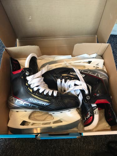 New Intermediate Bauer  Size 5 Vapor 3X Hockey Skates