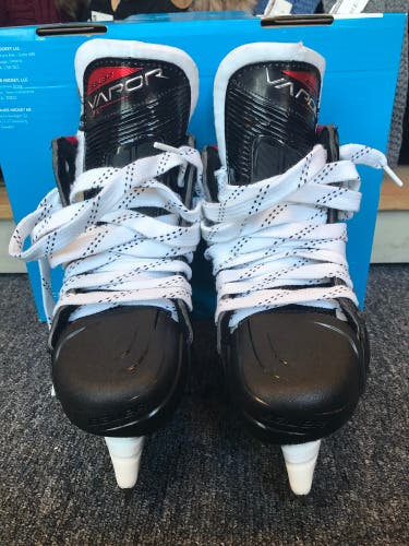 New Intermediate Bauer  Size 5 Vapor 3X Hockey Skates