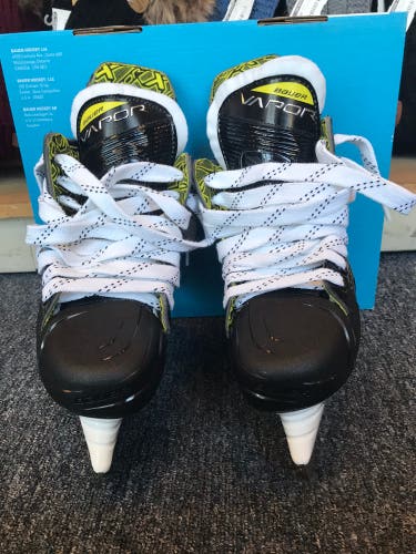 New Junior Bauer Extra Wide Width  Size 3.5 Vapor 3X Hockey Skates