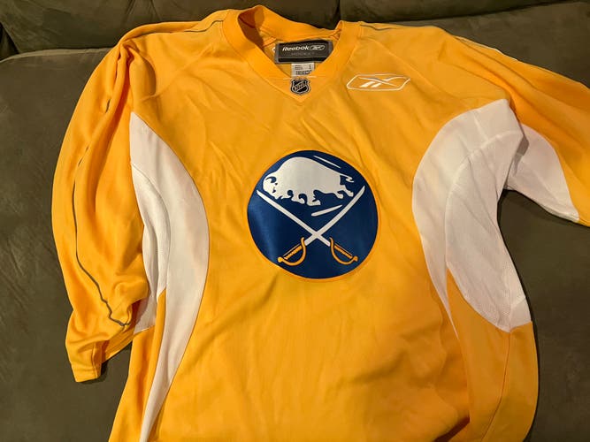 Reebok Buffalo Sabres practice jersey. Size large.