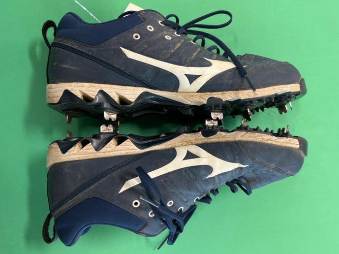 Used Mizuno Low-Top Metal Baseball Cleats - Size: M 10.0 (W 11.0)