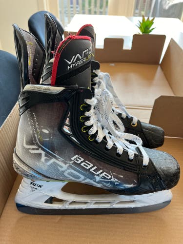 Used Bauer Regular Width  6 Vapor Hyperlite Hockey Skates With 2 Sets Of Steel