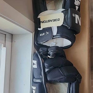 "EASTON" hockey collecter gloves.