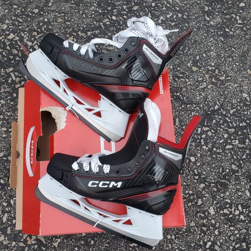 New Intermediate CCM JetSpeed FT455 Hockey Skates Regular Width Size 5