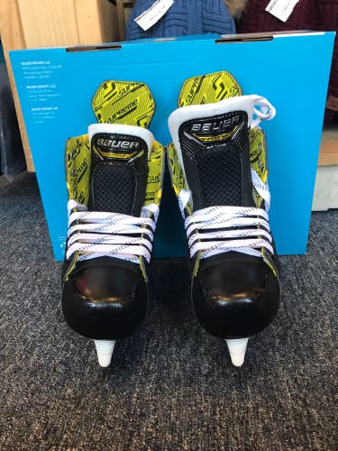 New Youth Bauer Regular Width  13.5 Supreme M4 Hockey Skates