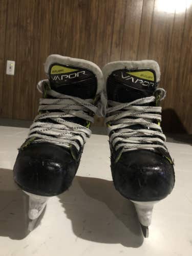 Used Youth Bauer Vapor 3X Hockey Skates Regular Width 13.5