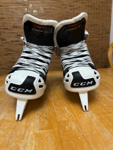 Senior CCM RBZ 80 Goalie skates, size 8, barely worn, no steel