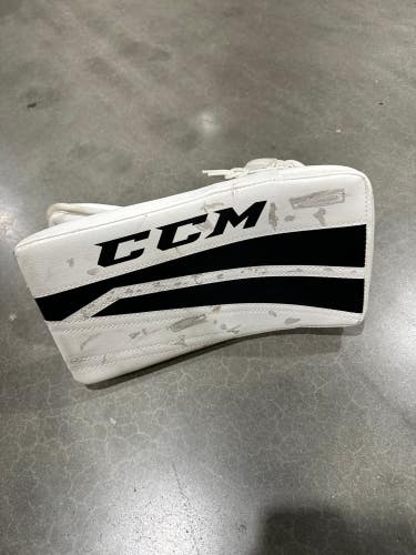 White Used Youth CCM extreme flex 760 Goalie Gloves & Blockers Regular