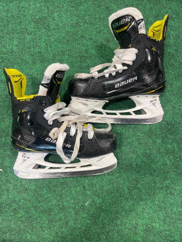 Used Intermediate Bauer Supreme M4 Hockey Skates Size 5.5 (Fit:1)