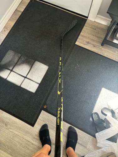 New Junior Bauer Right Handed P28 50 Flex Ag5nt Hockey Stick