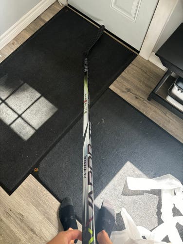 New Intermediate Bauer Right Handed P28 65 Flex Vapor Hyperlite 2 Hockey Stick