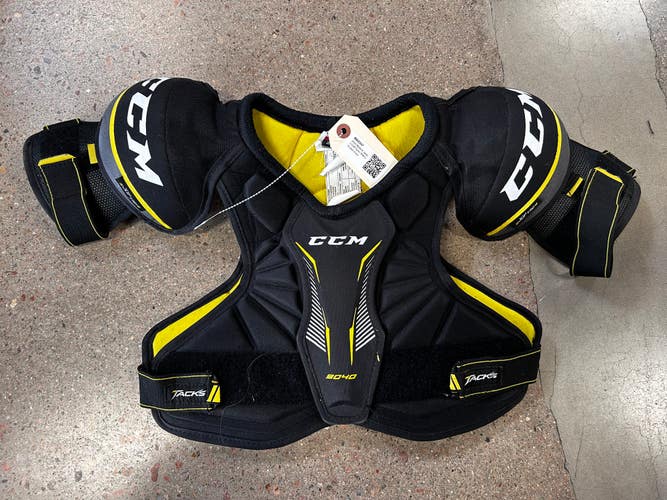 Used Medium Junior CCM Tacks 9040 Shoulder Pads