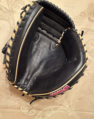 New Wilson A2000 33.5” Catchers mitt