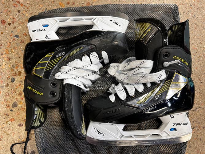 Used Intermediate True Catalyst 7 Hockey Skates Regular Width Size 4