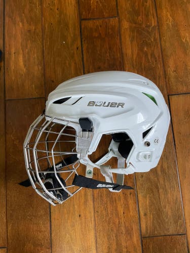 White Bauer Senior Hyperlite S/M Helmet