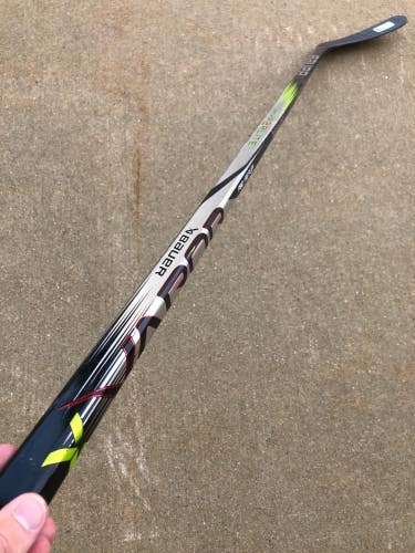 New Intermediate Bauer Vapor Hyperlite 2 Hockey Stick Right Handed P92