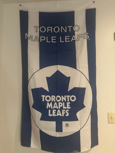 5 Maple leafs flags