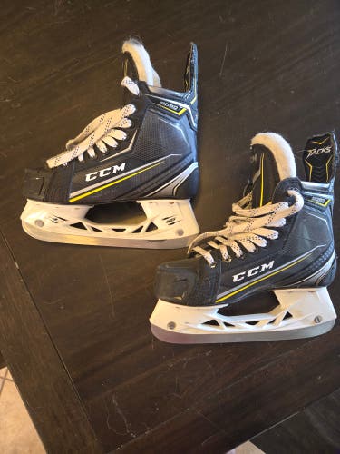 Used Intermediate CCM Tacks 9080 Hockey Skates Regular Width Size 4