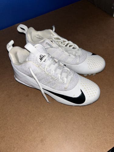 Like new Youth Nike Huarache Cleats size 5.5