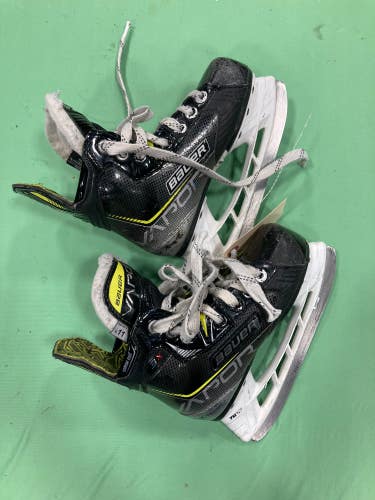 Used Youth Bauer Vapor 3X Hockey Skates Regular Width 11