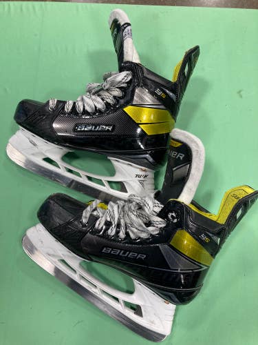 Used Intermediate Bauer Supreme 3S Hockey Skates Size 5.5