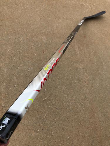 Used Senior Bauer Vapor Hyperlite Hockey Stick Right Handed P92