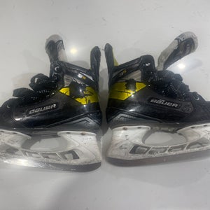Used Intermediate Bauer Supreme 3S Hockey Skates Regular Width Size 4