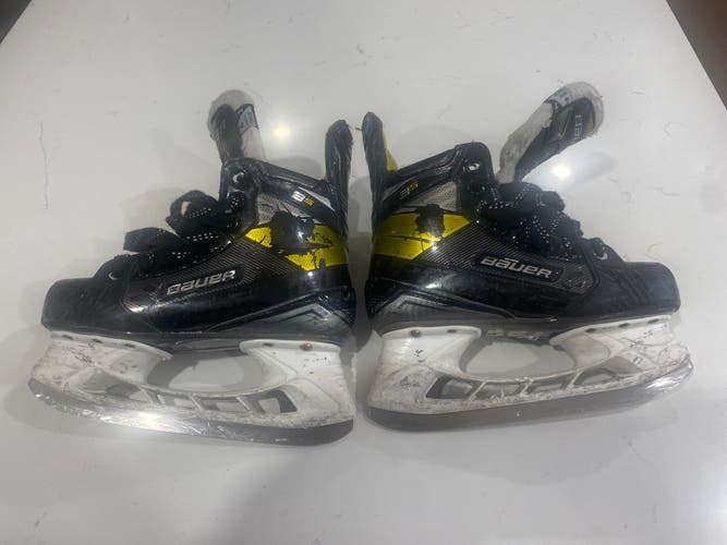 Used Intermediate Bauer Supreme 3S Hockey Skates Regular Width Size 4